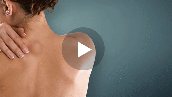 ALT TEXT: An animated gif of a video clip showing symptoms of sarcoma. Clicking on the photo takes you to the video which has captions in French.